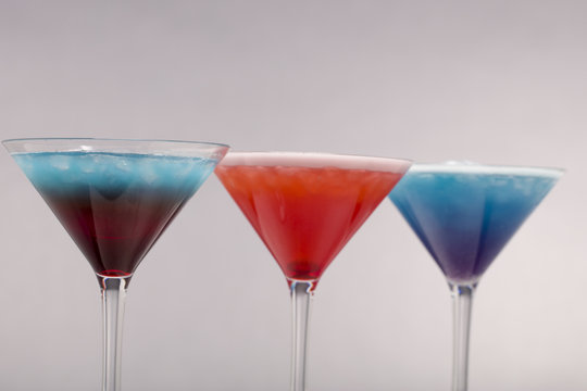 Cocktail med ljus tonad bakgrund