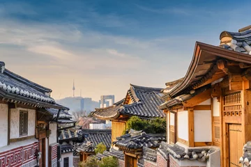 Fototapeten Bukchon Hanok Village und Seoul City Skyline, Seoul, Südkorea © Noppasinw