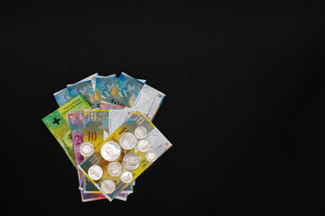 Geld auf schwarzem Hintergrund blumenförmig angeordnet