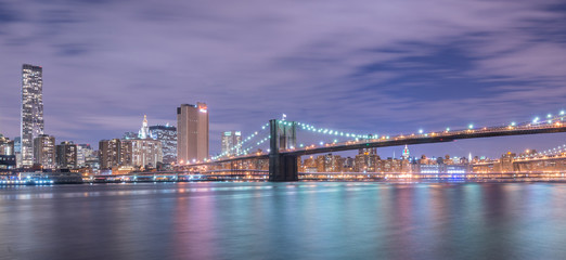 Obraz premium Night view of Manhattan and Brooklyn bridge