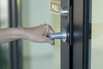 Naklejka premium hand hold handle of door, close up