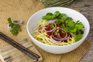 The spaghetti in a white plate on the table