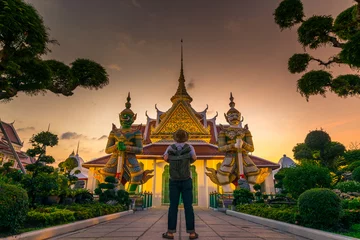 Möbelaufkleber Tourist beobachtet Wahrzeichen im Wat Arun in Bangkok, Thailand. © newroadboy