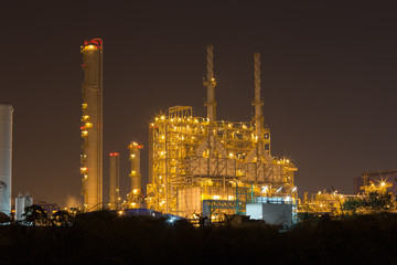 Obraz na płótnie Canvas Oil refinery industrial plant at night