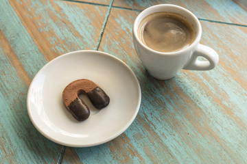 Horseshoe-formed cookie and coffee cup