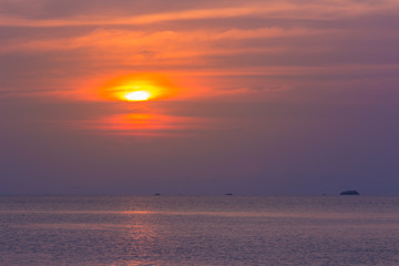 Fototapeta premium Beautiful sunset over sea