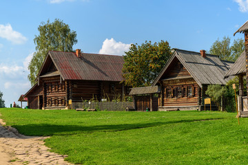 Obraz premium Old wooden rustic house a sunny summer day.