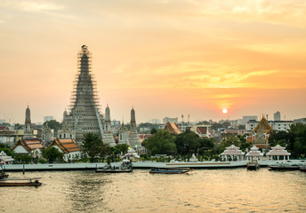 Naklejka premium Temple of Dawn pagoda under twilight sky