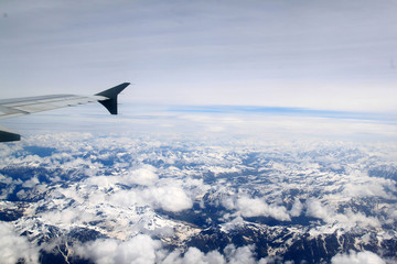 panorama volo in aereo nuvole e paesi