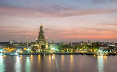 Obraz premium Temple of Dawn pagoda under twilight sky