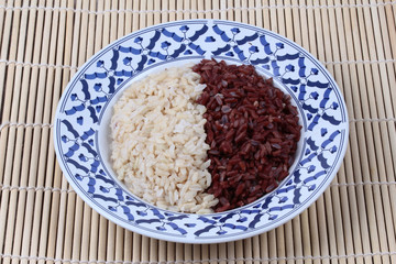 Ready served of brown rice and organic red jasmine rice.