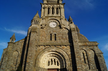Fototapeta na wymiar melesse, renens, Bretagne, église, façade, bleu, ciel