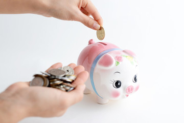 豚の貯金箱と硬貨