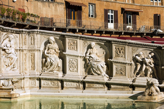Fonte Gaia (fountain of joy), Piazza del Campo. Siena, Tuscany, Italy