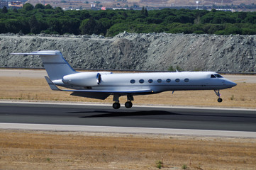 Gulfstream G550 aterrizando