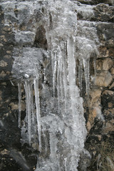 Acqua ghiacciata che scende dalle rocce