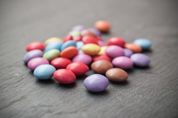 petits bonbons dragéifiés sur ardoise