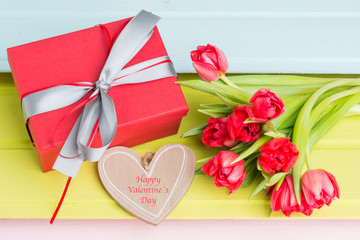 valentinstag mit geschenk und blumen
