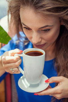 Beautiful woman drinking coffe in the cafe