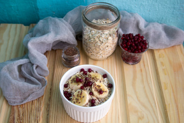 oatmeal with fresh banana slices, cranberries and flax seed