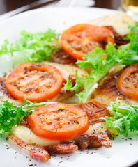 Baked brisket with mozarella and tomato