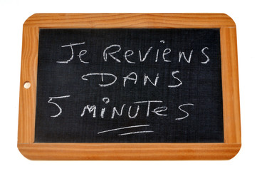 Obraz premium Ardoise avec écrit je reviens dans cinq minutes