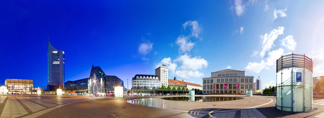 In Leipzig auf dem Augustusplatz bei Tag und Nacht. Panoramablick mit Effekt.