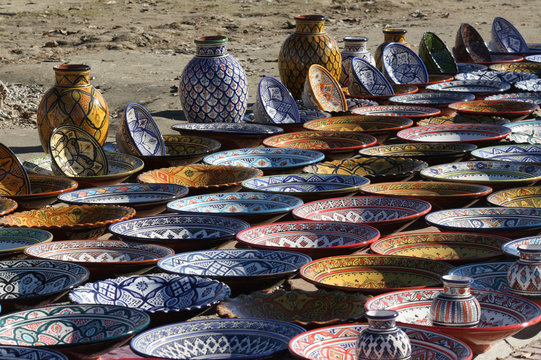 Platos de cer&aacute;mica y jarrones coloreados