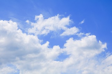 Obraz na płótnie Canvas blue sky background with cloud in nature beautiful