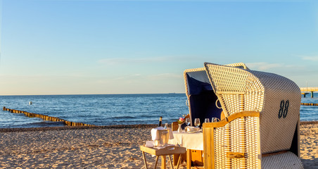 Dinner im Abendlicht am Strand 