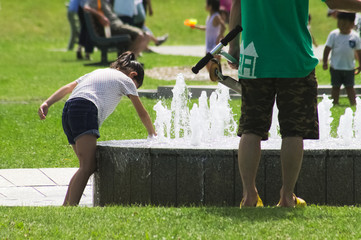噴水で水遊びする子供たち