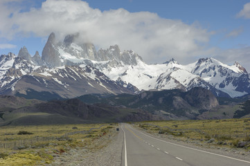 Strada verso El Chalten, il Fitz Roy troneggia sullo sfondo