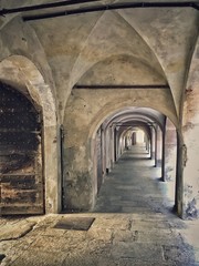 Fototapeta na wymiar vecchi portici nel centro storico di Saluzzo
