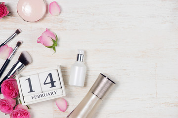 Obraz na płótnie Canvas Valentine's Day decoration with rose flowers and calendar block