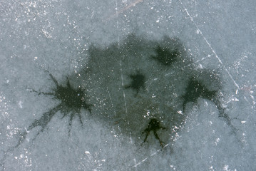 Eisbruch in zugefrorenem See