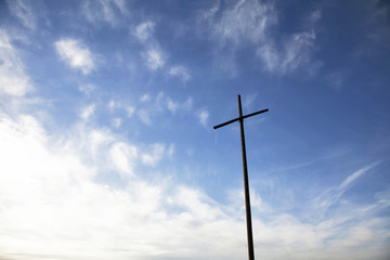 Kreuz vor Himmel