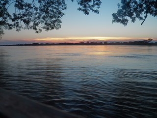 rio en atardecer