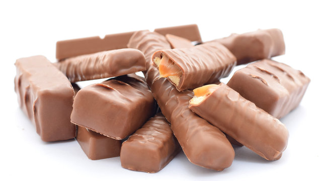 Schokoladen Riegel mit Karamel auf Kekse F&uuml;llung isoliert auf wei&szlig;