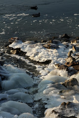 Gefrorener Flußlauf im Winter