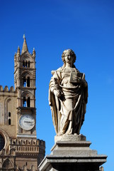 Fototapeta na wymiar Scorcio su uno dei campanili della Cattedrale di Palermo