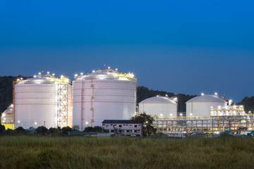 Obraz premium Natural Gas storage tanks and oil tank in industrial plant