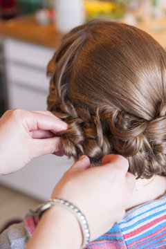 Braut beim Friseur
