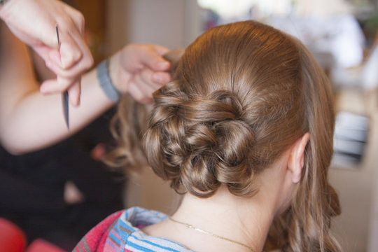 Braut bekommt die Haare hochgesteckt