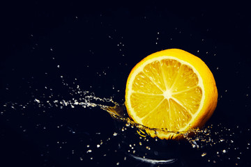 Agrumi splash su fondo nero