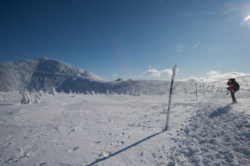 Widok na Śnieżkę zimą od strony Kopy w Karpaczu.