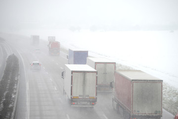 Autobahn im Winter