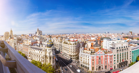 Madrid Skyline. Panorama über die Hauptstadt von Spanien mit Aussicht auf die Gran Via und dem Metropolis Haus. - obrazy, fototapety, plakaty