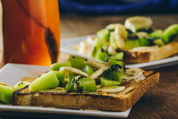 French toasts with kiwi, banana and honey