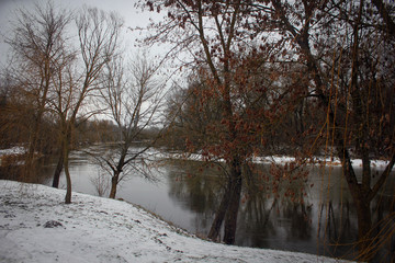Река Мухавец зимой вблизи Брестской крепости, Беларусь
