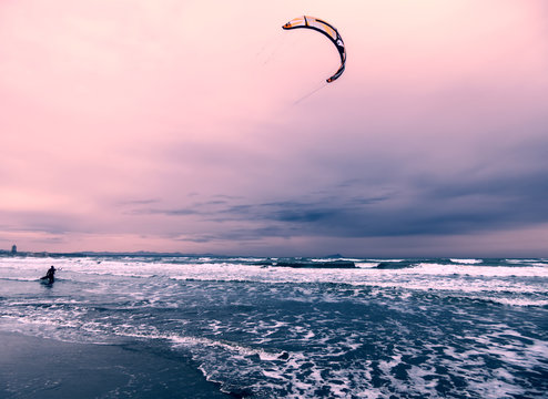 Kitesurf in una giornata di burrasca, onde e vento